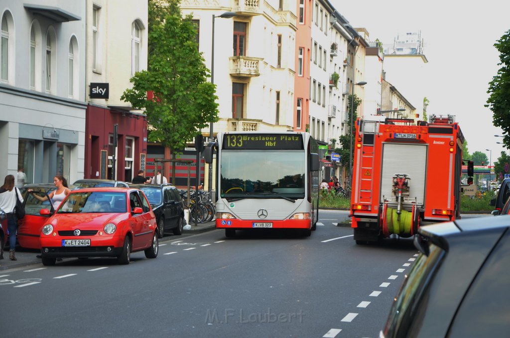 Welpen im Drehkranz vom KVB Bus eingeklemmt Koeln Chlodwigplatz P14.JPG